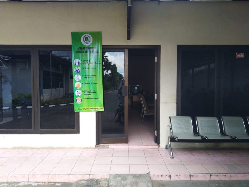 Banner waspada covid-19 dipasang di pintu masuk press room DPRD Sumenep. (mg2/SJ Foto)