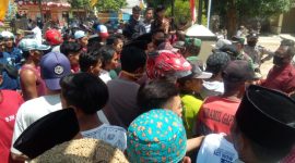 Penganiayaan terhadap wartawan terjadi saat berlangsungnya demo didepan Polsek Gapura, Kabupaten Sumenep, Jawa Timur, Senin, 17/08/2020. (Foto Istimewa)