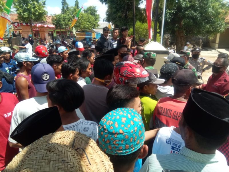 Penganiayaan terhadap wartawan terjadi saat berlangsungnya demo didepan Polsek Gapura, Kabupaten Sumenep, Jawa Timur, Senin, 17/08/2020. (Foto Istimewa)