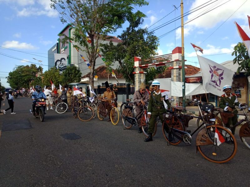 Komunitas Onthel Indonesia (Kosti) Sumenep menggelar konvoi dan upacara kemerdekaan, Senin, 17/08/2020. (Mg 2/SJ Foto)
