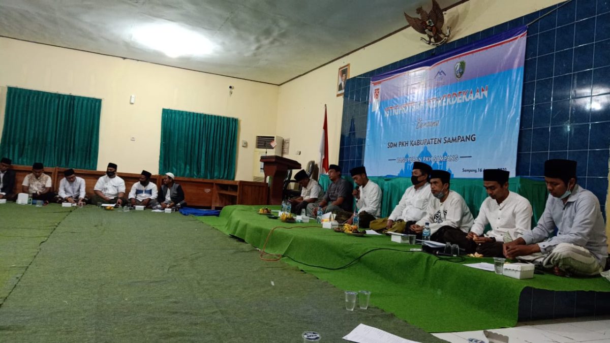 Paguyuban Sumber Daya Manusia Program Keluarga Harapan (SDM PKH) menggelar kegiatan Istighosah Kemerdekaan di Kota Sampang, Jawa Timur. (Mg 3/SJ Foto)