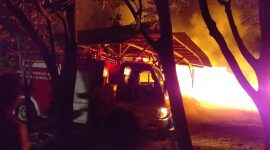 Kebakaran pangkalan kayu di Pulau Talango terjadi pada Senin, 24/08/2020 dini hari. (SJ Foto)
