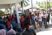 Warga padati Pustu Pagerungan Kecil, tempat para korban kapal tenggelam dirawat. (SJ Foto)