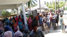 Warga padati Pustu Pagerungan Kecil, tempat para korban kapal tenggelam dirawat. (SJ Foto)