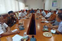 sejumlah nelayan didampingi aktivis Gerakan Sampang Menggugat (GSM) menggelar pertemuan dengan Managemen Husky-CNOOC Madura Limited (HCML). (Hyd/SJ Foto)