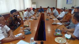 sejumlah nelayan didampingi aktivis Gerakan Sampang Menggugat (GSM) menggelar pertemuan dengan Managemen Husky-CNOOC Madura Limited (HCML). (Hyd/SJ Foto)