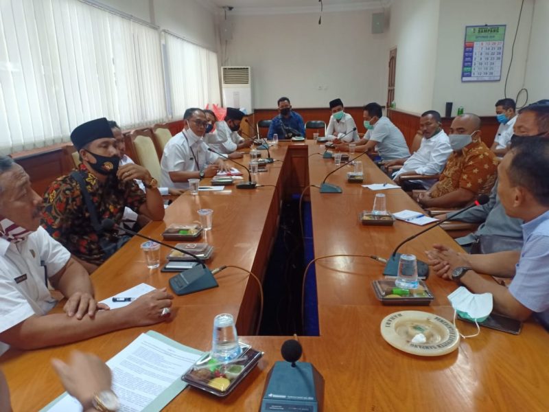 sejumlah nelayan didampingi aktivis Gerakan Sampang Menggugat (GSM) menggelar pertemuan dengan Managemen Husky-CNOOC Madura Limited (HCML). (Hyd/SJ Foto)