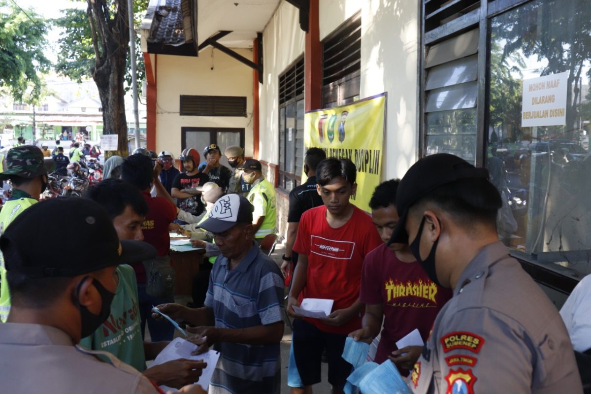 Operasi yustisi protokol kesehatan digelar petugas gabungan di taman Adipura, Kota Sumenep, Selasa, 15/09/2020. (SJ Foto)