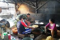 Mardiyanto, pengusaha keripik singkong asal Manding sedang mengawasi pekerja dalam membuat keripik singkong di rumahnya. (Foto istimewa)