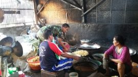 Mardiyanto, pengusaha keripik singkong asal Manding sedang mengawasi pekerja dalam membuat keripik singkong di rumahnya. (Foto istimewa)