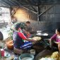Mardiyanto, pengusaha keripik singkong asal Manding sedang mengawasi pekerja dalam membuat keripik singkong di rumahnya. (Foto istimewa)