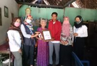 Pranata Training Center (PTC) berikan beasiswa dan HP bagi siswa kurang mampu di Madiun, Jatim, Kamis, 15/10/2020. (Foto istimewa)