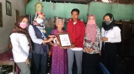 Pranata Training Center (PTC) berikan beasiswa dan HP bagi siswa kurang mampu di Madiun, Jatim, Kamis, 15/10/2020. (Foto istimewa)