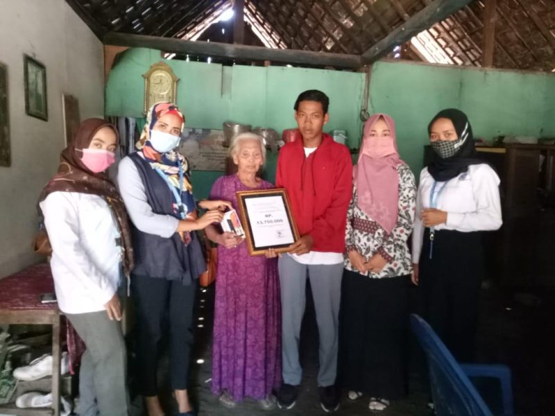 Pranata Training Center (PTC) berikan beasiswa dan HP bagi siswa kurang mampu di Madiun, Jatim, Kamis, 15/10/2020. (Foto istimewa)
