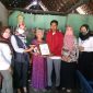 Pranata Training Center (PTC) berikan beasiswa dan HP bagi siswa kurang mampu di Madiun, Jatim, Kamis, 15/10/2020. (Foto istimewa)