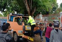 Petugas evakuasi sopir truk yang alami laka tunggal di Jl. KH Mansyur, Kota Sumenep, Jawa Timur, Selasa, 27/10/2020. (Foto istimewa)