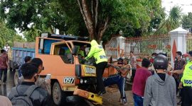 Petugas evakuasi sopir truk yang alami laka tunggal di Jl. KH Mansyur, Kota Sumenep, Jawa Timur, Selasa, 27/10/2020. (Foto istimewa)