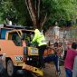 Petugas evakuasi sopir truk yang alami laka tunggal di Jl. KH Mansyur, Kota Sumenep, Jawa Timur, Selasa, 27/10/2020. (Foto istimewa)