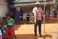 Petugas melakukan olah TKP kasus penganiayaan di Kecamatan Gayam, Sumenep, Jawa Timur. (Foto istimewa)