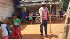 Petugas melakukan olah TKP kasus penganiayaan di Kecamatan Gayam, Sumenep, Jawa Timur. (Foto istimewa)