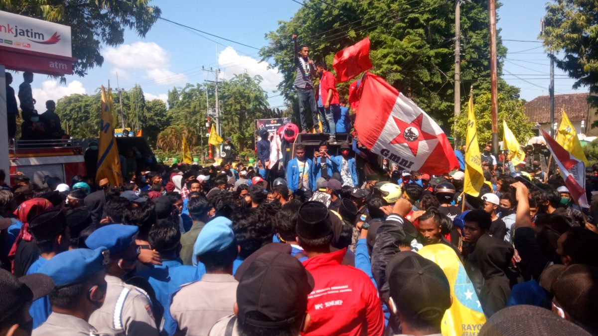 Ratusan mahasiswa di Sumenep berunjukrasa menolak pengesahan UU Cipta Kerja, Senin, 12/10/2020. (Mg2/ SJ Foto)