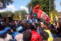 Ratusan mahasiswa di Sumenep berunjukrasa menolak pengesahan UU Cipta Kerja, Senin, 12/10/2020. (Mg2/ SJ Foto)