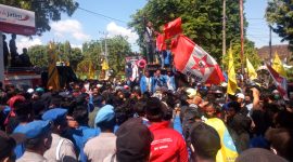 Ratusan mahasiswa di Sumenep berunjukrasa menolak pengesahan UU Cipta Kerja, Senin, 12/10/2020. (Mg2/ SJ Foto)