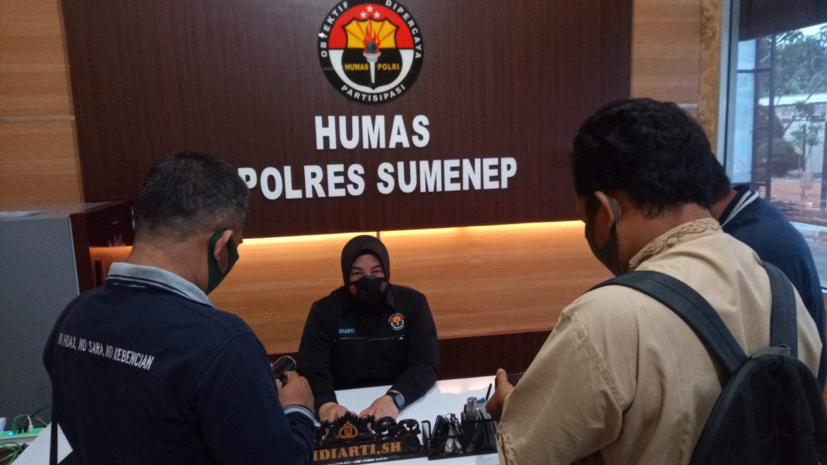 Kasubag Humas Polres Sumenep, AKP Widiarti memberikan keterangan pers judi sabung ayam, Senin, 19/10/2020. (Didik/SJ Foto)