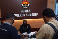 Kasubag Humas Polres Sumenep, AKP Widiarti memberikan keterangan pers judi sabung ayam, Senin, 19/10/2020. (Didik/SJ Foto)