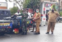 Petugas gabungan ESDA, Polres dan Kodim Sumenep sidak SPBU, Senin, 19/10/2020. (Foto istimewa)