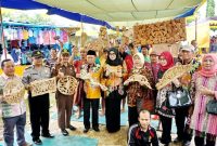 Dok. Bupati Sumenep Abuya Busyro Karim saat menghadiri pameran ukiran di Kecamatan Pragaan, Sumenep. (Foto istimewa)