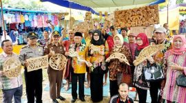 Dok. Bupati Sumenep Abuya Busyro Karim saat menghadiri pameran ukiran di Kecamatan Pragaan, Sumenep. (Foto istimewa)