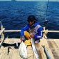Seorang pemancing sedang mengumpulkan ikan yang berhasil ditangkap di atas pagan ikan. (Mg2/red)
