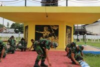 Anggota Kodim Sumenep bersih-bersih Taman Makam Pahlawan, Senin, 09/11/2020. (Foto istimewa)