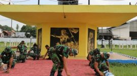 Anggota Kodim Sumenep bersih-bersih Taman Makam Pahlawan, Senin, 09/11/2020. (Foto istimewa)