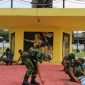 Anggota Kodim Sumenep bersih-bersih Taman Makam Pahlawan, Senin, 09/11/2020. (Foto istimewa)