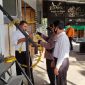 Petugas memasang garis polisi di di cafe waroeng Apoeng Kheta yang berlokasi di Desa Saronggi, Kecamatan Saronggi. (Foto istimewa)