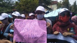 Pendemo bentangkan poster memprotes penutupan tempat hiburan dalam demo didepan kantor Bupati Sumenep, Rabu, 11/11/2020. (Didik/SJ Foto)