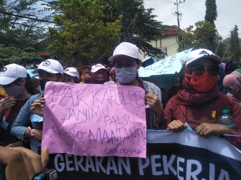 Pendemo bentangkan poster memprotes penutupan tempat hiburan dalam demo didepan kantor Bupati Sumenep, Rabu, 11/11/2020. (Didik/SJ Foto)
