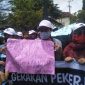 Pendemo bentangkan poster memprotes penutupan tempat hiburan dalam demo didepan kantor Bupati Sumenep, Rabu, 11/11/2020. (Didik/SJ Foto)