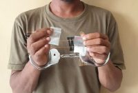 Tersangka ZR, 30 tahun, dibekuk polisi saat turun dari KMP Dharma Kartika di Pelabuhan Brakas, Kecamatan Raas, Sumenep, Jatim. (Foto istimewa)