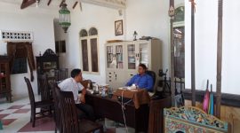 Zamrud Khan, Ketua KIP Sumenep ditemui wartawan di kantornya, Senin, 09/11/2020. (Didik/ SJ Foto)