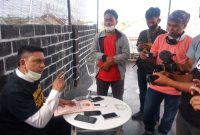 Zamrud Khan, Ketua KIPP menunjukkan bukti laporan dalam jumpa pers, Rabu, 11/11/2020. (Didik/SJ Foto) 