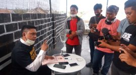 Zamrud Khan, Ketua KIPP menunjukkan bukti laporan dalam jumpa pers, Rabu, 11/11/2020. (Didik/SJ Foto) 