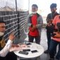 Zamrud Khan, Ketua KIPP menunjukkan bukti laporan dalam jumpa pers, Rabu, 11/11/2020. (Didik/SJ Foto) 