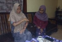 Siti Nurbaya, 40 tahun, korban pembakaran menunjukkan bekas luka bakar yang dideritanya. (Didik/SJ Foto)