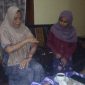 Siti Nurbaya, 40 tahun, korban pembakaran menunjukkan bekas luka bakar yang dideritanya. (Didik/SJ Foto)