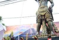 Kapolda Jatim Irjen Pol. Nico Afinta resmikan monumen Patih Gajah Mada didepan Mapolres Mojokerto, Selasa, 01/12/2020. (Yudha/SJ Foto)