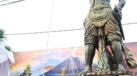 Kapolda Jatim Irjen Pol. Nico Afinta resmikan monumen Patih Gajah Mada didepan Mapolres Mojokerto, Selasa, 01/12/2020. (Yudha/SJ Foto)
