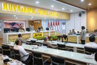 Kapolda Jatim serahkan Dipa tahun anggaran 2021 Mapolda Jatim, 7/12/2020. (Yudha/SJ Foto)